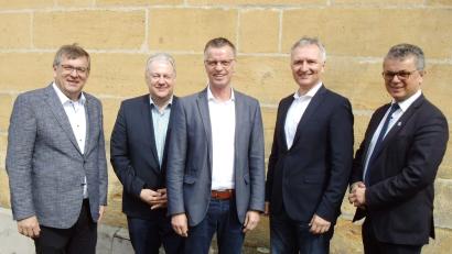 Bild: u
Gratulationscour für Bürgermeister Hermann Falk (Mitte) anlässlich seines 60. Geburtstags, darunter auch (von links) Bürgermeister Peter Braun als Kreisvorsitzender des Bayerischen Gemeindetags und Landrat Richard Reisinger sowie (von rechts) Bürgermeister Martin Birner als Bezirksvorsitzender des Gemeindetags und CSU-Kreisvorsitzender Harald Schwartz.