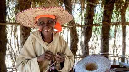 Symbolbild: Thomas Einberger/CBM/argum/exb
Hadija Kimati (70) aus Tansania kann nach der erfolgreichen Operation sie wieder als Hutmacherin arbeiten.