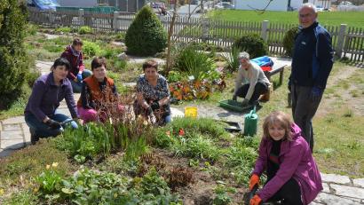 Bild: jr
Betreut wird der Resl-Garten von einem Team des Obst- und Gartenbauvereins Konnersreuth mit Vorsitzender Barbara Wenisch (hinten rechts) an der Spitze. Unterstützung leisteten bei den Vorbereitungen auch Frauen und ein Ehepaar aus der Ukraine.