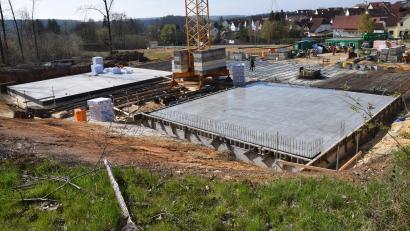 Bild: bö
Die "Neue Mitte" in Ebermannsdorf kommt gut voran. Die Bodenplatten sind bereits fertig. Der Gemeinderat macht sich Gedanken, wie der begleitende Bürgerpark im Umfeld der Neuen Mitte gestaltet werden kann.