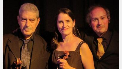 Bild: exb/Ingo Schmidt-Lucas
Mit dem Klaviertrio "TRIOnfal" mit der aus Vohenstrauß stammenden Künstlerin Susanne Hofmann (Violine), Carlos Nozzi am Violoncello (links) und Gustavo la Cruz am Klavier (rechts) steht im Rathaussaal Vohenstrauß am Samstag, 6. Mai, um 19 Uhr ein konzertanter argentinischer Tango auf dem Programm.