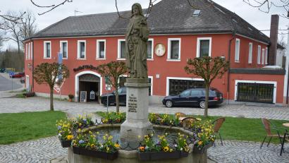 Bild: jr
Der Theresienbrunnen am Therese-Neumann-Platz erinnert an die französische Heilige Therese von Lisieux. Deren Seligsprechung vor 100 Jahren feiert die Pfarrei Konnersreuth am Freitag und Samstag.