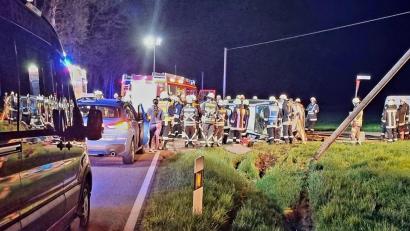 Bild: Feuerwehr Freudenberg-Wutschdorf
Aus ungeklärter Ursache kam am Dienstagabend ein 57-Jähriger mit seinem Auto zwischen Kemnath am Buchberg und Holzhammer von der Straße ab.