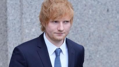 Bild: Mary Altaffer/AP/dpa
Ed Sheeran verlässt das 500 Pearl Court House in New York. Die Erben des 2003 gestorbenen US-Musikers Ed Townsend erheben Coyright-Vorwürfe gegen den Briten.