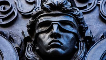 Bild: Carsten Koall/dpa/Symbolbild
Eine Darstellung der Göttin Justitia.