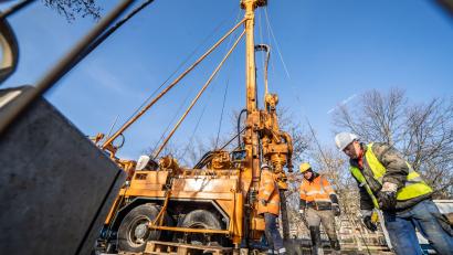 Symbolbild: Frank Rumpenhorst
Arbeiter sind an der großen Maschine bei einer Geothermie-Bohrung am Frankfurter Rebstockbad beschäftigt. In Nordbayern gibt es laut Experten ein "hohes theoretisches" Potenzial für Geothermie.