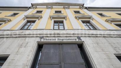 Bild: Armin Weigel
Das Theater Regensburg am Bismarckplatz wird bald ein Staatstheater sein.