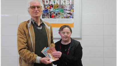 Bild: Wolfgang Steinbacher
Marianne Schönberger aus Utzhütte bei Kümmersbruck kam anlässlich ihres Geburtstags auf die Idee zweihundert Euro an die Amberger Tafel zu spenden. Über den Geldsegen freute sich Vorsitzender Bernhard Saurenbach.