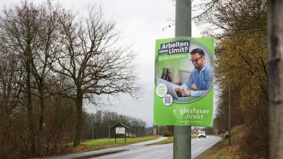 Archivbild: jut
Ein Werbeplakat von Glasfaser Direkt hängt am Ortseingang von Schnaittenbach. Wie geht es jetzt – mit dem neuen Investor – weiter mit dem Glasfaserausbau in den Oberpfälzer Gemeinden?