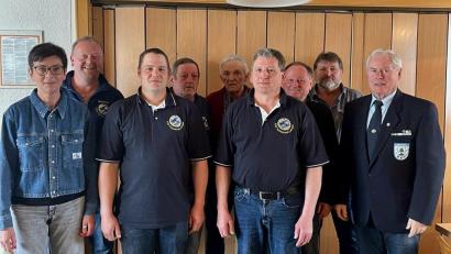 Bild: Zimmermann/exb
Die Krieger- und Soldatenkameradschaft Pullenried-Langau hat ihre Vorstandschaft neu gewählt: (von links) Annegret Greber, Markus Maier, Christian Greber, Lorenz Zwick, Günther Rauch, Albert Thanhäuser, Johann Haberl, Siegfried Balk und Josef Hauer.