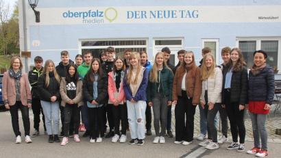 Bild: frd
Die Klasse 9c-M der Doktor-Eisenbarth-Mittelschule Oberviechtach informiert sich mit Lehrerin Susanne Köppl-Rötzer (rechts) bei Redakteurin Gertraud Portner (links) in der Lokalredaktion von Oberpfalz-Medien.