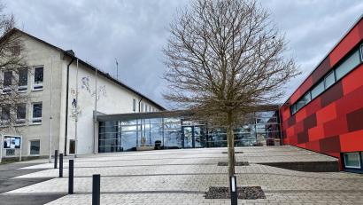 Archivbild: Eichl
Die Sanierung der Grund- und Mittelschule kommt endlich voran. Weil sie sich viel länger als ursprünglich geplant hinzieht, blockiert sie eine Reihe anderer Projekte der Marktgemeinde.
