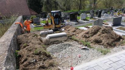 Bild: le
Schon in den kommenden Tagen wird es keine Behinderungen mehr für Friedhofsbesucher geben.