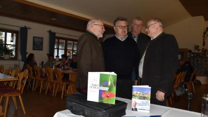 Bild: hcz
Vier Garanten für einen unterhaltsamen Mundartabend beim Heimatring. Von links: Mundartdichter Dieter Radl, Ehrenvorsitzender Günther Magerl, Vorsitzender Heiner Vierling und Musikant Theo Helgert.