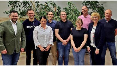 Bild: R. Kreuzer
Bürgermeister Sebastian Hartl (von links) gratuliert dem neuen Vorstandsteam: Timo Kreuzer, Vorsitzende Sarah Wittmann, Lucas Bauer, Maximilian Hotek, Sandra Thaler. Ausgeschieden sind die Vorstände Andreas Hammer, Sigrid Ziegler und Josef Kellner.