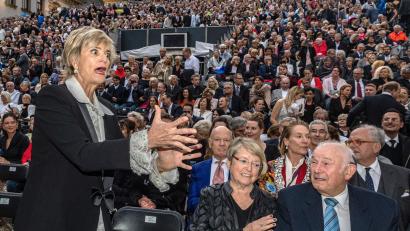 Archivbild: Armin Weigel/dpa
Gloria Fürstin von Thurn und Taxis (links) steht bei den Thurn-und-Taxis-Schlossfestspielen im Innenhof des Fürstenschlosses St. Emmeram.