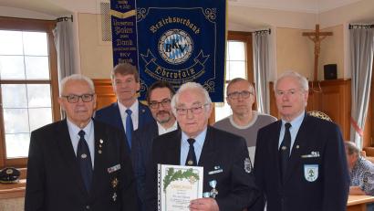 Bild: bö
Die Bayerische Kameraden- und Soldatenvereinigung (BKV) hatte zur Bezirksversammlung nach Fichtenhof eingeladen (von links): Bezirksvorsitzender Josef Hartinger, Landratsstellvertreter Michael Rischke, Dario Vidojkovic (VDK), der Jubilar Erwin Biersl, 2. Bürgermeister Heinz Haubner und Josef Hauer (stellvertretender Bezirksvorsitzender).