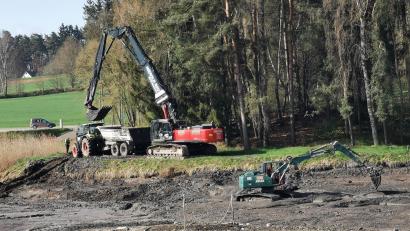 Bild: gz
Mit großem Gerät wird der Schlamm aus dem Atzmannsee beseitigt und in ein Zwischenlager abtransportiert..