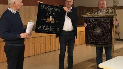 Bild: mma
Kirchenpfleger Georg Münch brachte Bürgermeister Lindner und HKA-Vorsitzendem Georg Götz die Standarten der Radfahrervereine Adler und Concordia mit, die er im ehemaligen Kloster gefunden hat.