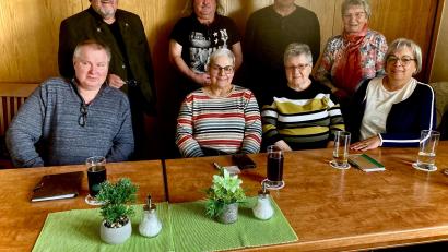 Bild: Albrecht Bernhard/exb
Der stellvertrende VdK-Kreisvorsitzende Quirin Gierisch (links, vorne) ehrte den Vorsitzenden des VdK Weiden Nord, Hermann Riedl (hinten, links) und dankte ihm und dem wiedergewähltem Vorstand für sein Engagement.
