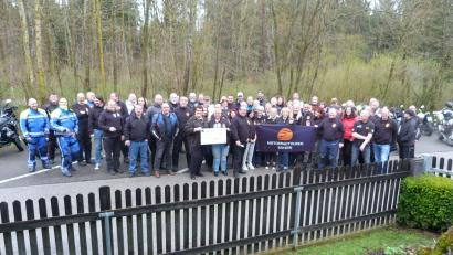 Bild: Klinikum/Moosburger/exb
Karin Borchers bei der Übergabe des Spendenchecks in Höhe von 13.000 Euro zusammen mit den Mitgliedern der Gruppe Motorradtouren Bayern.