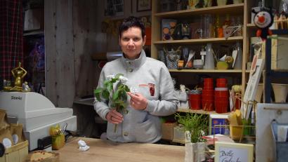 Bild: szl
In ihrem Blumenstüberl in Bad Neualbenreuth fertigt Inhaberin Andrea Burger nicht nur Gestecke aus echten Blumen, sondern seit kurzem auch Kassenzettel-Rosen.