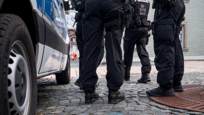 Archivbild: Daniel Vogl/dpa
Polizei vor dem Kinder- und Jugendhilfezentrum in Wunsiedel.