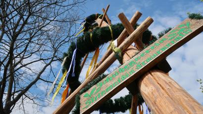 Archivbild: bsc
Dutzende mit Girlanden geschmückte Maibäume werden am Wochenende im Landkreis Tirschenreuth in die Höhe gehievt. Wer etwas auf sich hält, erledigt dies mit Muskelkraft mit Hilfe von Schwalben.