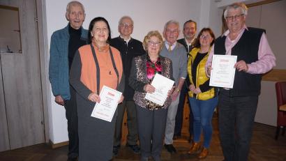 Bild: Manfred Seibert/exb
Nach der Ehrung (von links): Josef Schweiger, Maria Näßl, Wulf-Dieter Wilhelm Hörmann (Chorleiter), Inge Kraus, Arnold Richthammer, Bürgermeister Frank Zeitler, Marianne Forster und Richard Ehemann.