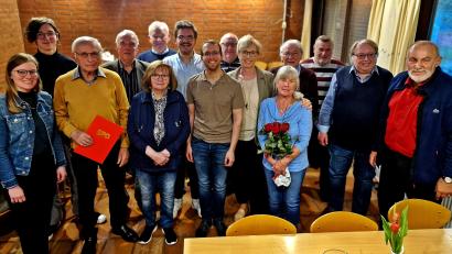 Bild: R. Kreuzer
Der SPD-Ortsverein Neunkirchen verjüngte seien Vorstand. Nachfolger von Bernhard Meiler (rechts) als Vorsitzender ist Sebastian Hartung (vorne, Mitte).