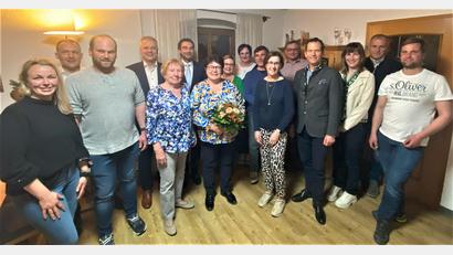 Bild: CSU Flossenbürg/exb
CSU-Kreisvorsitzender Stephan Oetzinger (Sechster von links), Bundestagsabgeordneter Albert Rupprecht (Vierter von rechts), Bürgermeister Thomas Meiler (Vierter von links) und die Geehrten Cilly Rosner (Fünfte von links) und Angela Werner (Sechste von rechts.) freuen sich über das einstimmige Votum für Vorsitzende Christina Rosner (Siebte von links), ihre Stellvertreter Hans Peter Ottlinger (Siebter von rechts), Bianca Kraus (Achte von rechts), Schriftführer Peter Schmidt (Zweiter von rechts) und Kassier Alfons Riedl (Fünfter von rechts) und die Beisitzer.