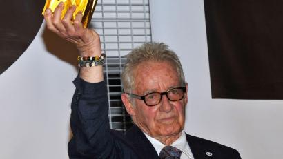 Archivbild: picture alliance / dpa
Der Regisseur Peter Lilienthal wird mit dem Ehrenpreis des Metropolis-Regiepreises von der Verwertungsgesellschaft Bild-Kunst ausgezeichnet.