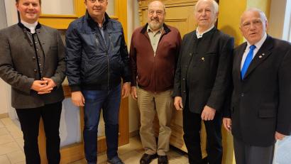 Bild: Steinsdorfer/exb
Hans Steinsdorfer (Zweiter von links) ist der neue Obmann der Männerkongregation. Das Bild zeigt ihn zusammen mit Stadtpfarrer Stefan Wagner (links), Zentralpräses Pater Josef Schwemmer (rechts) und den anwesenden Geehrten.