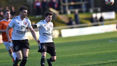 Bild: A. Schwarzmeier
Immer den Ball und Aufstieg im Auge: SC-Torjäger Nico Argauer (links) und Teamkollege Fabian Geitner wollen ihren Teil dazu beitragen, dass der SC Luhe-Wildenau vorzeitig die Meisterschaft einfährt.