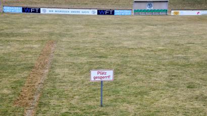 Bild: zg
Archivbild eines gesperrten Fußballplatzes. So oder so ähnlich dürfte es auch beim SV Mitterteich und bei der SpVgg SV Weiden aussehen.