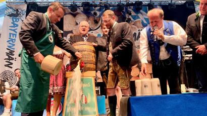 Bild: Gabi Schönberger
Nach drei Schlägen von Oberbürgermeister Jens Meyer sprudelte das Festbier aus dem Fass.