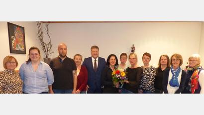 Bild: jp
Eine neue Vereinsführung wählt der Kastler Gartenbauverein (von links): Gabi Jarosch, Julia Graf, Franz Fuchs, Ingrid Schneeberger, Bürgermeister Stefan Braun, die neue Vorsitzende Gabi Bleisteiner, Klara Klose, die ehemalige Vorsitzende Linda Lorenz, Manuela Donhauser, Martina Ibler, Annemarie Kremser und Maria Weiß.