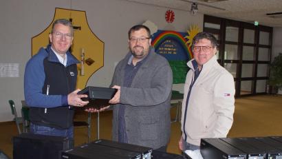 Bild: Höcherl/exb
Stephan Irlbachers Firma "Irlbacher Blickpunkt Glas" spendet 20 Computer im Wert von 5000 Euro an die Grundschule Schönsee.