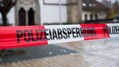 Bild: Daniel Vogl/dpa
Die Straße zum Kinder- und Jugendhilfezentrum in Wunsiedel ist von der Polizei abgesperrt.