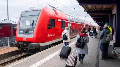 Bild: Philip Dulian/dpa
Am 1. Mai geht das 49-Euro-Ticket an den Start.
