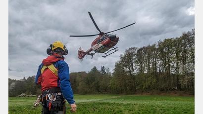 Bild: Maximilian Knab, Bergwacht Amberg/exb
Der Hubschrauber Christoph 27 startet zu einem ersten Überflug der Einsatzstelle und wird von Einsatzkräften der Bergwacht eingewiesen.
