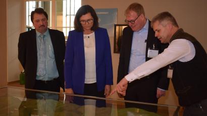 Bild: bnr
Anhand eines Modells zeigt stellvertretender Werksleiter Andreas Prem (rechts) der Landtagspräsidentin Ilse Aigner den Aufbau der Kraftwerksgruppe Pfreimd. Mit im Bild Ralf Schürkamp, Geschäftsführer Engie Deutschland Erneuerbare GmbH (Zweiter von rechts) und CSU-Vorsitzender Reinhard Schwarz (links).