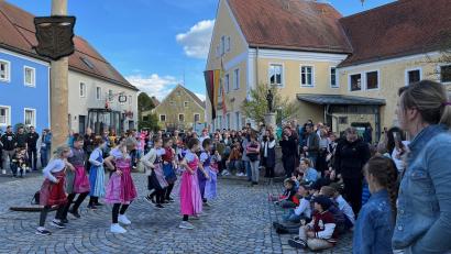 Bild: mh
Eine Mädchengruppe begrüßt Maibaum und Wonnemonat mit einem Tanz.