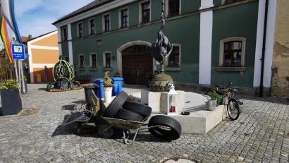 Bild: gz
Ein besonderer Brauch in der Walpurgisnacht zum 1. Mai wird in Eslarn gepflegt: Alles was im Dorf nicht gesichert ist, wird von den Jugendlichen auf dem Vorplatz des Rathauses gesammelt.