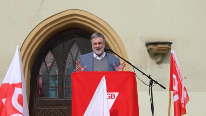 Bild: ads
Hauptredner auf der Hirschauer Maikundgebung war in diesem Jahr der Betriebsseelsorger der Diözese Regensburg, Richard Wittmann.