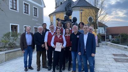 Bild: Barbara Schwab/exb
Werner Sauer, Ferdinand Münch, Matthias Bogner, Lucia Windschiegl, Barbara Meinert, Robert Schricker und Bürgermeister Karlheinz Budnik (vorne, von links) gehen die kommenden Aufgaben der Blaskapelle zusammen mit (hinten, von links) Franz Haderer, Kassiererin Stephanie Trisl,Franziska Schwamberger, Brigitte Kreinhöfner und Hans Spachtholz an.