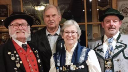 Bild: Gemeinde Kulmain/exb
Gebietsvertreter Willi Binner (vorne, von links) mit Tante Christa sowie (hinten, von links) Zweitem Bürgermeister Albert Sollfrank und Vorsitzendem Bernhard Stich.