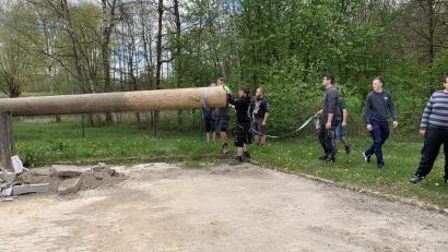 Bild: adj
Mit Hilfe von Traktor und Bagger wurde der Maibaum transportiert und aufgestellt.