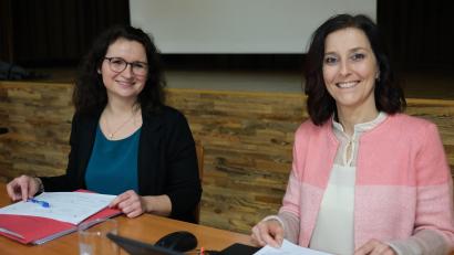 Bild: Hirsch
Susanne Ernst (links) und Diana Drexler (rechts) sind die "Neuen" im Büro des Kreisjugendrings.