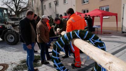 Bild: gz
In einer solidarischen Arbeitsgemeinschaft zeichneten Mitarbeiter vom Gemeindebauhof, Mitglieder der Freiwilligen Feuerwehr und des SPD-Ortsvereins unter Organisationsleiter Marktrat Georg Zierer für das Aufstellen des Maibaumes verantwortlich. Maschinell unterstützte zweiter Bürgermeister Thomas Kleber.